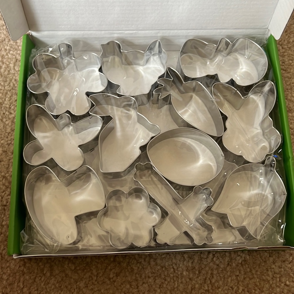 NIB 12 pcs easter cookie cutter set